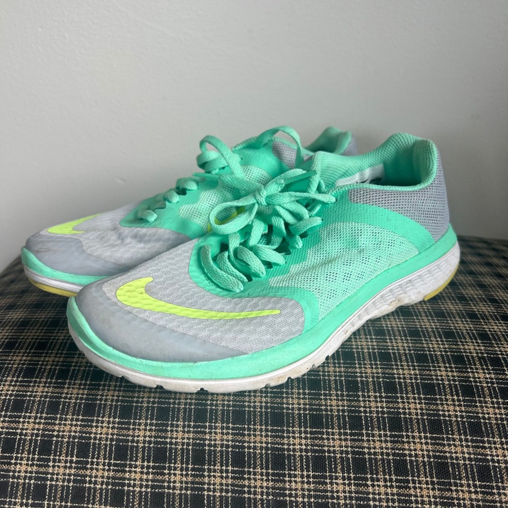 Nike FS Lite Run 2 Lightweight Running Sneakers Size 5 Mint Green‎ Grey